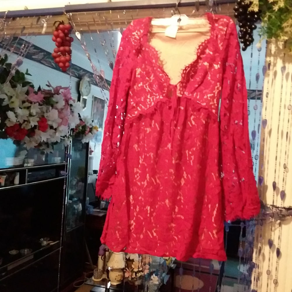 ADORABLE  RED LACE SLY DRE SIZE JR